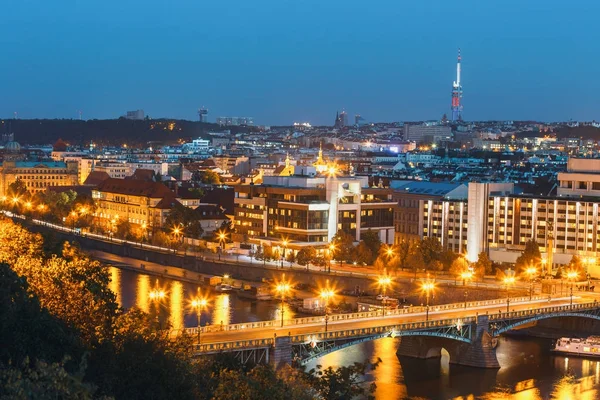 Vue aérienne de la vieille ville de Prague, République tchèque, toits de tuiles rouges — Photo