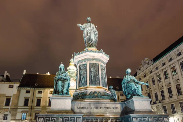Nacht zicht op het Monument van keizer Franz I van Oostenrijk in de Burghof Innerer in Wenen, Oostenrijk — Stockfoto