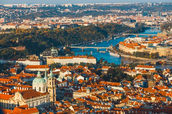 Vista aérea da cidade velha em Praga, República Checa, telhados de azulejos vermelhos — Fotografia de Stock