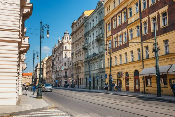 Praga, República Checa, 30 de septiembre de 2017: Atasco de tráfico en la calle en Praga, República Checa — Foto de Stock