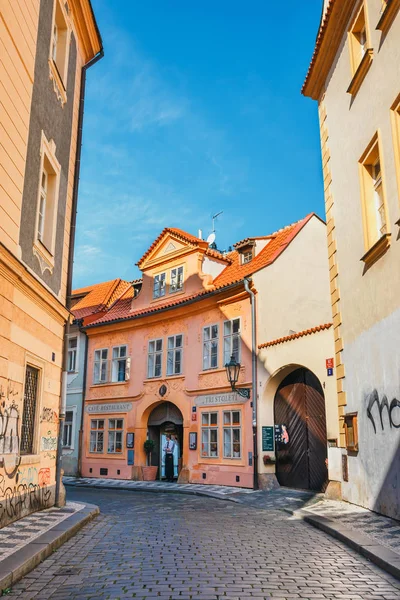 Praga, República Checa, 30 de septiembre de 2017: Calles antiguas y coloridas en el casco antiguo de Praga, República Checa — Foto de Stock