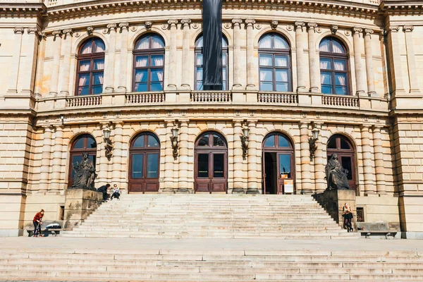 Prag, Tjeckien - 29 September 2017: de byggnad av Rudolfiunum konsertsalar på Jan Palach torget med oidentifierade personer, Prag, Tjeckien — Stockfoto