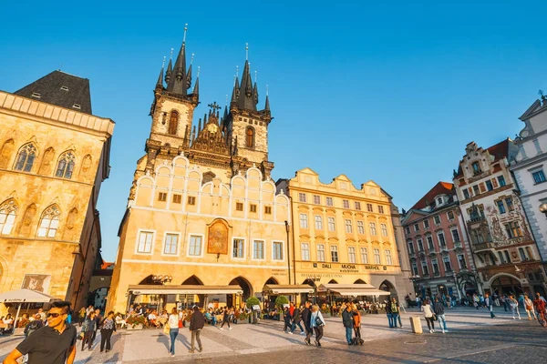 Praha, Česká republika, Srpen 29, 2017: Zobrazit starých Staroměstské náměstí v Praze v nádherný podzimní den, Česká republika — Stock fotografie