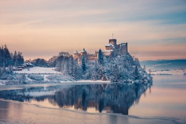 Niedzica Castle güzel manzara sırasında soğuk bir akşam, Polonya