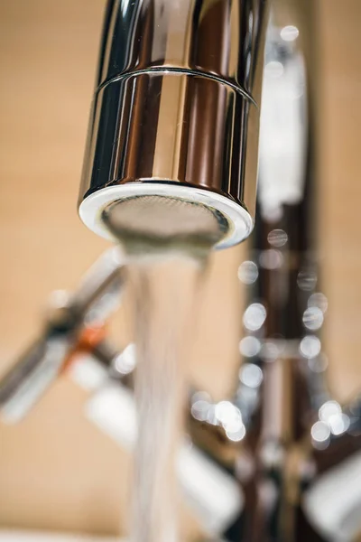 Robinet d'eau au design moderne dans la salle de bain — Photo