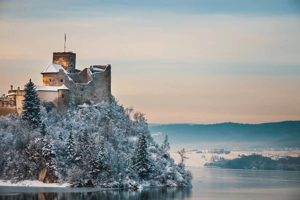 Beautiful view of Niedzica Castle during a frosty evening, Poland — Stock Photo, Image