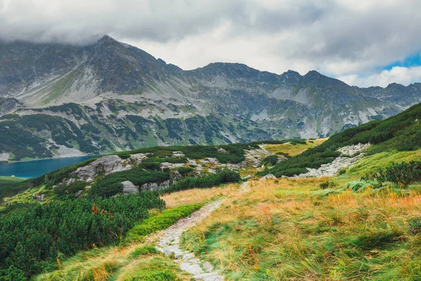 Veduta aerea di cinque laghi valle in Alto Tatra Montagne, Polonia — Foto Stock