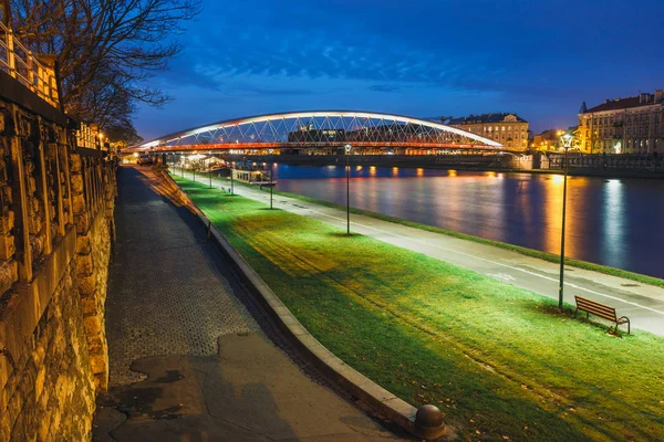 Bernatka footbridge over Vistula river in the night in Krakow, Poland — Stock Photo, Image