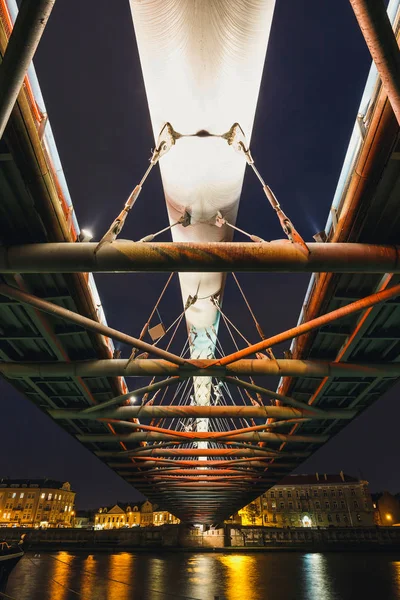 Ponte pedonal de Bernatka sobre o rio Vístula durante a noite em Cracóvia, Polônia — Fotografia de Stock