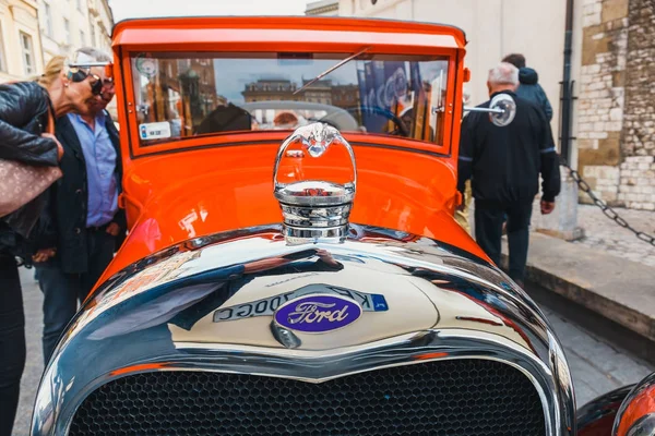 Krakau, Polen - 15. Mai 2015: Old Ford auf der Oldtimer-Rallye in Krakau, Polen — Stockfoto