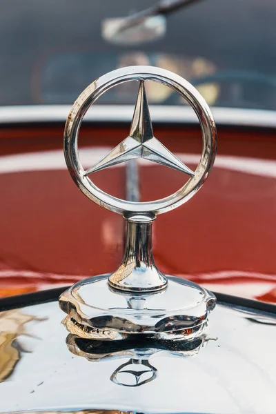 Krakow, Polen - 15 mei 2015: Klassieke Mercedes op de rally van oldtimers in Krakau, Polen — Stockfoto