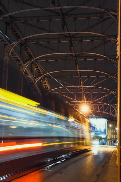 Cracovia, Polonia, 12 de noviembre de 2017: Sendero ligero del tranvía abstracto en el puente Pilsudzki en Cracovia, Polonia —  Fotos de Stock