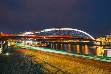 Bernatka yaya köprüsü üzerinde gece Vistula Nehri, Krakow, Polonya
