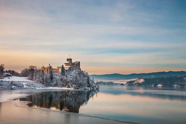 Belle vue sur le château de Niedzica lors d'une soirée glacée, Pologne — Photo
