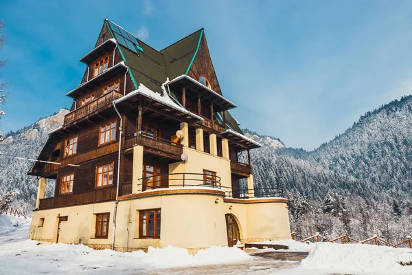 Mountain shelter during winter in Pieniny Mountains, Poland — Stock Photo, Image