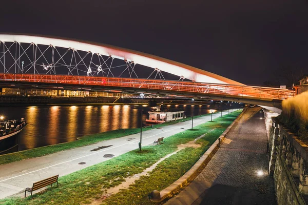 Puente peatonal Bernatka sobre el río Vístula en la noche en Cracovia, Polonia —  Fotos de Stock