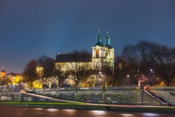 Церковь на Скалке ночью в Кракове, Польша — стоковое фото