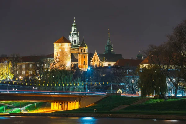 Ночной вид на Вавельский замок в Кракове, Польша — стоковое фото
