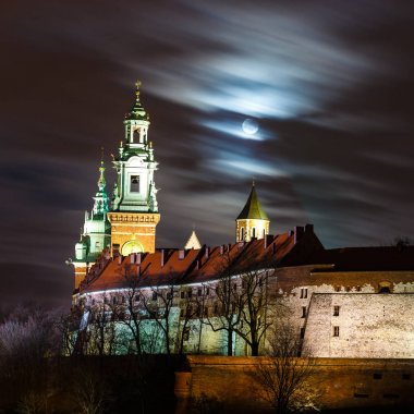 Dolunay Wawel Kalesi üzerinde gece, Krakow, Polonya