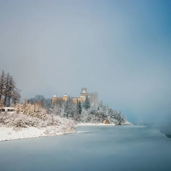 Beautiful view of Niedzica Castle during a frosty morning, Poland — Stock Photo, Image