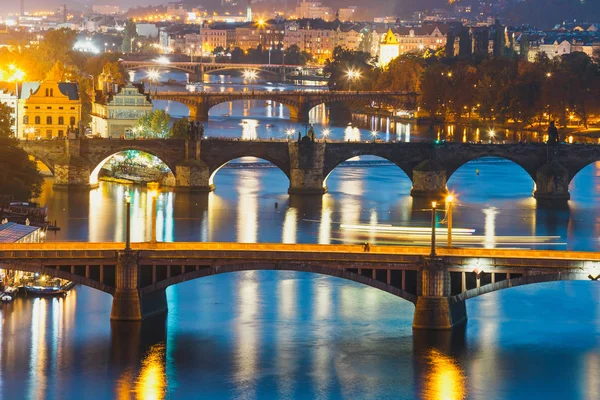 Вид на мосты с историческим Карловым мостом и рекой Влтавой ночью в Чехии — стоковое фото