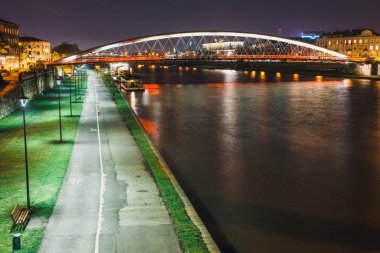 Bernatka yaya köprüsü üzerinde gece Vistula Nehri, Krakow, Polonya