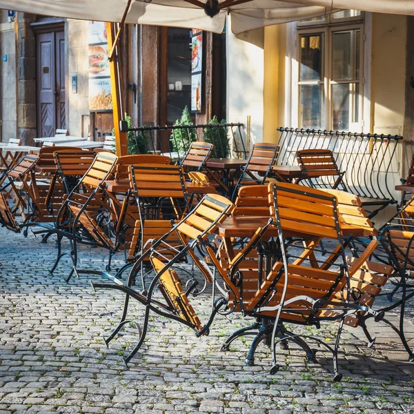 Bord og stoler på utendørs restaurant i gamlebyen i Praha – stockfoto