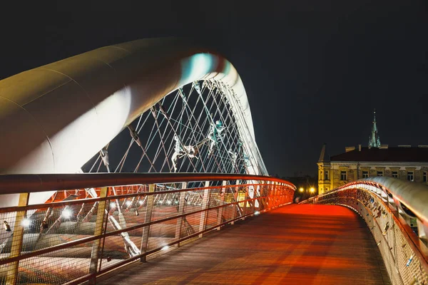 Passerelle Bernatka sur la Vistule dans la nuit à Cracovie, Pologne — Photo