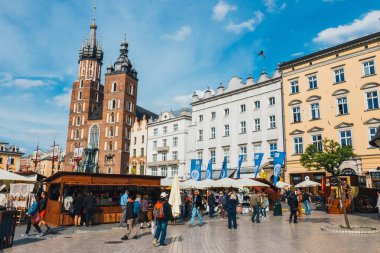 Krakow, Polonya - 15 Mayıs 2015: tanımlanamayan turist ziyaret ana Pazar Meydanı, Krakow, Polonya