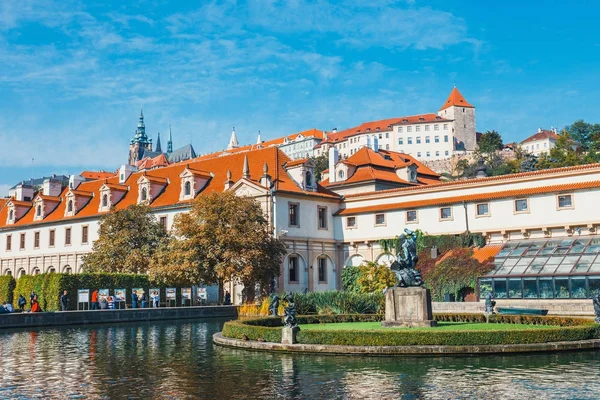 Praga, República Checa - 29 de agosto de 2017: personas no identificadas visitan el Palacio Wallenstein, actualmente sede del Senado checo en Praga —  Fotos de Stock