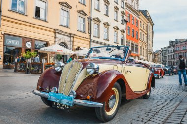 Krakow, Polonya-Mayıs 15, 2015: Krakow, Polonya eski otomobil rallisinde klasik eski Fiat