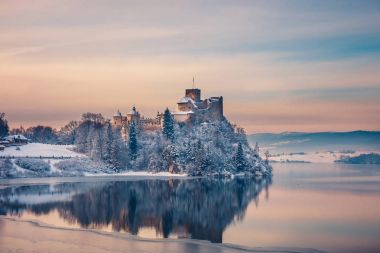 Niedzica Castle güzel manzara sırasında soğuk bir akşam, Polonya