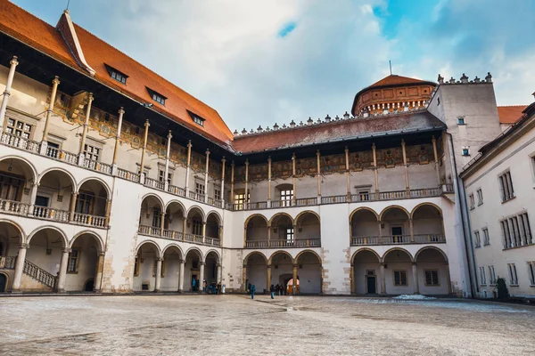 Cracovia, Polonia - 04 gennaio 2015: Il cortile interno del Castello di Wawel a Cracovia, Polonia — Foto Stock