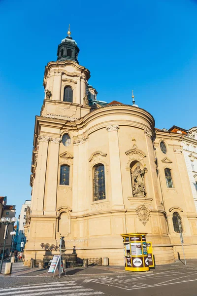 Repubblica Ceca, Praga, 29 settembre 2017: Mattinata autunnale sulla Piazza della Città Vecchia. Paesaggio urbano a Praga, capitale della Repubblica Ceca — Foto Stock
