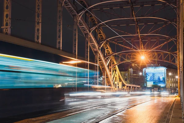 Cracovia, Polonia, 12 de noviembre de 2017: Sendero ligero del tranvía abstracto en el puente Pilsudzki en Cracovia, Polonia —  Fotos de Stock