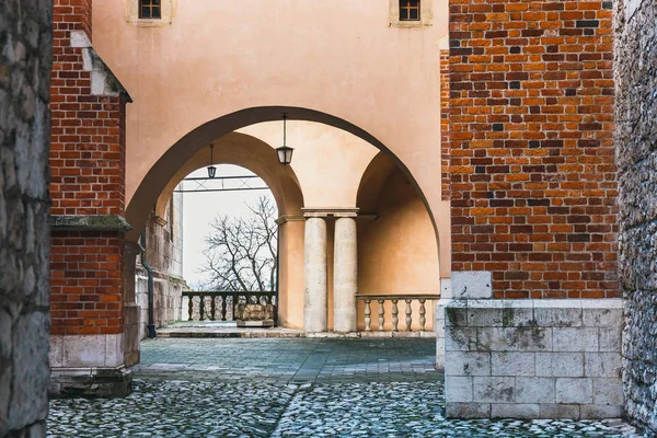 Na wewnętrznym dziedzińcu zamku na Wawelu w Krakowie — Zdjęcie stockowe