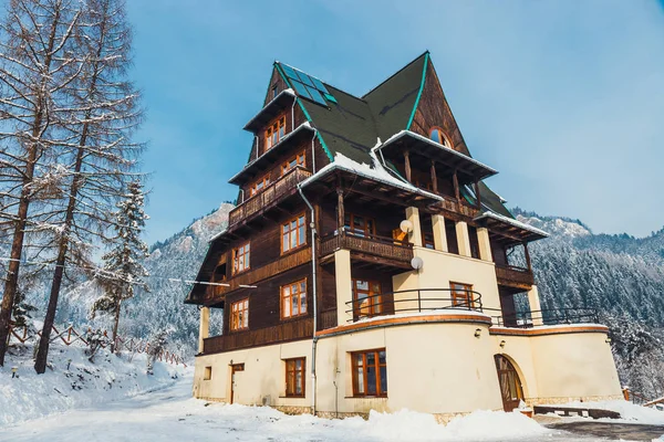 Mountain shelter during winter in Pieniny Mountains, Poland — Stock Photo, Image