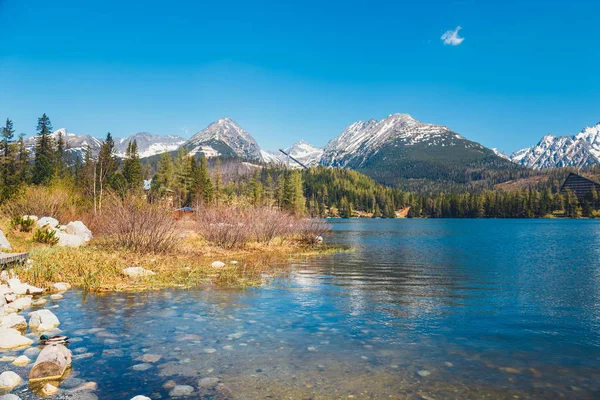 Strbske Pleso, belo lago em Tatra Montanhas na Eslováquia — Fotografia de Stock