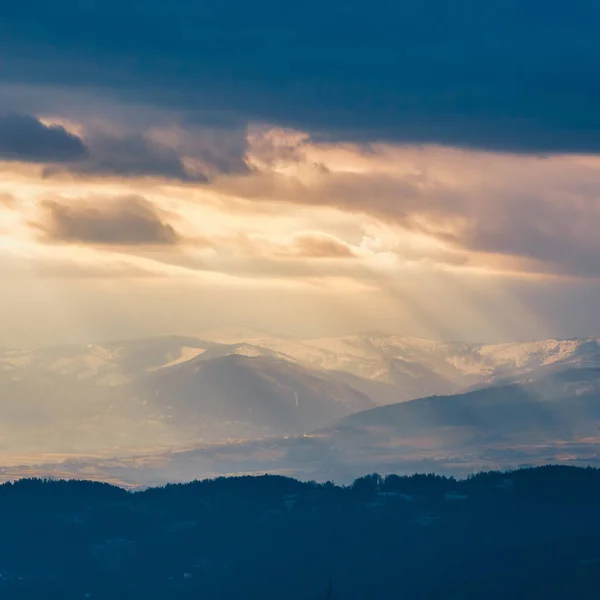 Işık ışınları Bulutların arasından, dağ manzarası geçmek — Stok fotoğraf