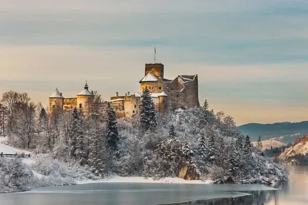 Beautiful view of Niedzica Castle during a frosty evening, Poland — Stock Photo, Image