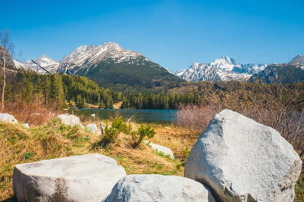 Strbske Pleso, belo lago em Tatra Montanhas na Eslováquia — Fotografia de Stock