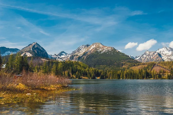 Strbske Pleso, prachtig meer in Tatra bergen van Slowakije — Stockfoto