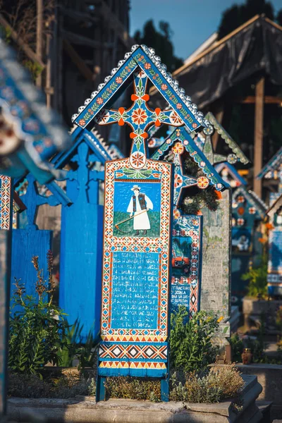 Sapanta, Roemenië - 04 juli, 2015-de vrolijke begraafplaats van Sapanta, Maramures, Roemenië. Deze begraafplaats is uniek in Roemenië en in de wereld — Stockfoto