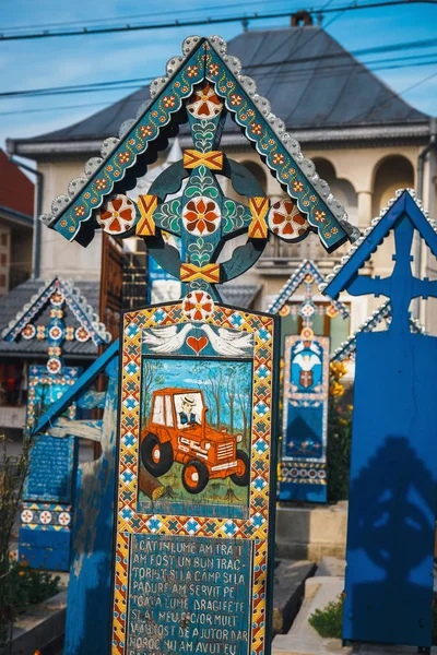 Sapanta, Rumänien-04 juli, 2015-målade trä kors i den berömda Merry Cemetery i Maramures, de kyrkogården är unik i Rumänien och i världen — Stockfoto