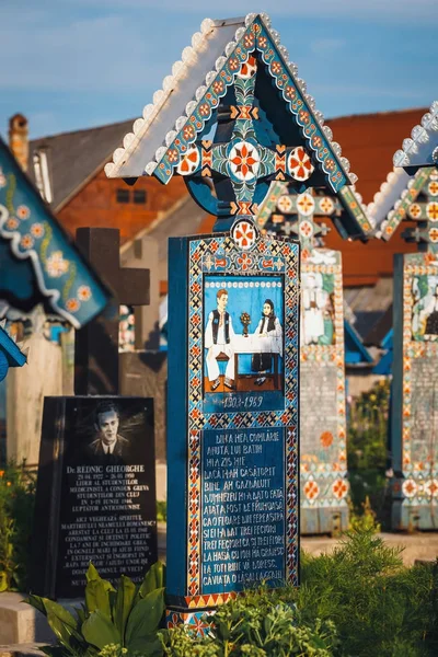 SAPANTA, ROMANIA - 04 JULY, 2015- Carved and painted wooden crosses in the Merry Cemetery in Sapanta, Romania. Those cemetery is unique in Romania and in the world — Stock Photo, Image