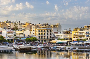 Agios Nikolaos, Girit, Yunanistan - 08 Haziran 2017: Agios Nikolaos town adlı yaz öğleden sonra. Agios Nikolaos adada Crete, Yunanistan en turistik kentlerinden biridir