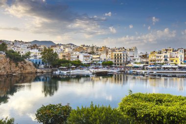 Agios Nikolaos, Girit, Yunanistan - 08 Haziran 2017: Agios Nikolaos town adlı yaz öğleden sonra. Agios Nikolaos adada Crete, Yunanistan en turistik kentlerinden biridir
