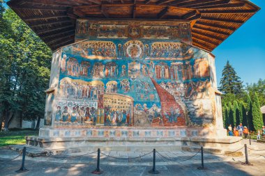 Voronet, Romanya, 06 Temmuz 2015: Voronet Manastırı Romanya içinde ünlü bir boyalı manastır olan