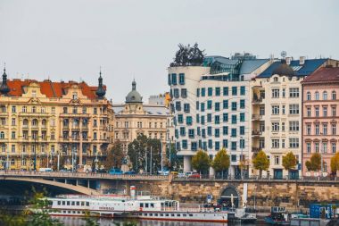 Prague, Çek Cumhuriyeti, 01 Ekim 2017: House - dans tasarım modern bina Vlado Milunic ve Frank O. Gehry, Prag