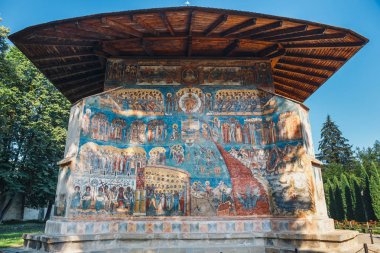Ortodoks Kilisesi dış boyalı duvar resimleri ile boyalı Romanya'da kilise